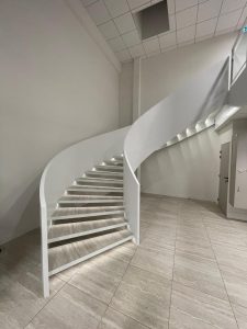Escalier en colimaçon, limons monobloc double paroi en acier laqué avec éclairage led intégré sous les marches