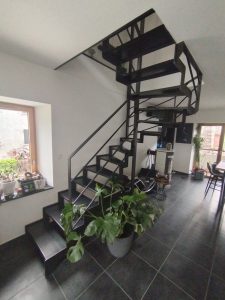 Escalier limon crémaillère et marches en acier patiné