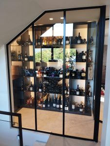 Verrière + aménagement de cave à vin en acier patiné