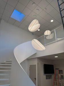 Escalier en colimaçon, limons monobloc double paroi en acier laqué avec éclairage led intégré sous les marches