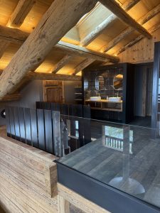 garde corps verre suivi d'un escalier atypique en acier patiné