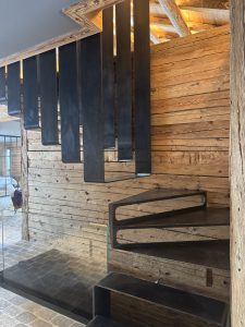 escalier suspendu en acier patiné