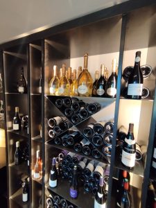 aménagement de cave à vin en acier patiné