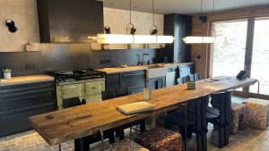 cuisine et pied de table en acier patiné