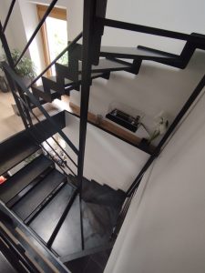 Escalier limon crémaillère et marches en acier patiné