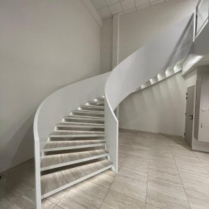 Escalier en colimaçon, limons monobloc double paroi en acier laqué avec éclairage led intégré sous les marches Escalier en colimaçon, limons monobloc double paroi en acier laqué avec éclairage led intégré sous les marches