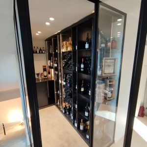 Aménagement d'une cave à vin en acier patiné Aménagement d'une cave à vin en acier patiné