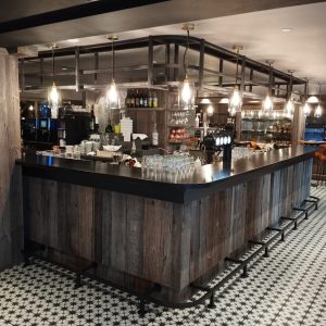 bar en acier patiné et inox