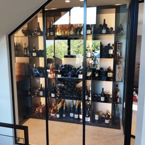 Verrière + aménagement de cave à vin en acier patiné Verrière + aménagement de cave à vin en acier patiné