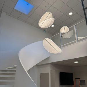 Escalier en colimaçon, limons monobloc double paroi en acier laqué avec éclairage led intégré sous les marches Escalier en colimaçon, limons monobloc double paroi en acier laqué avec éclairage led intégré sous les marches