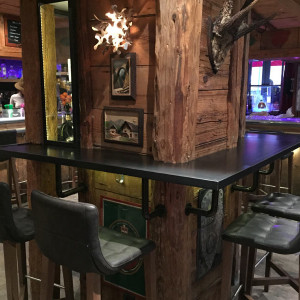 Comptoir de bar en acier brute vieilli