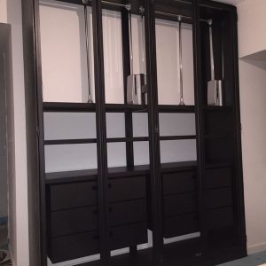 Dressing avec penderie télescopique,
tiroir sur coulisse,
Portes vitrées,
Eclairage LED à allumage automatique.