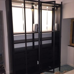 Dressing avec penderie télescopique,
tiroir sur coulisse,
Portes vitrées,
Eclairage LED à allumage automatique.