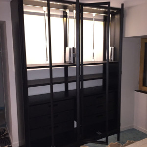 Dressing avec penderie télescopique,
tiroir sur coulisse,
Portes vitrées,
Eclairage LED à allumage automatique.