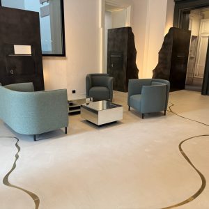 Réaménagement d'un hall d'accueil: inserts laiton dans le sol + signalétique retro éclairé en acier patiné Réaménagement d'un hall d'accueil: inserts laiton dans le sol + signalétique retro éclairé en acier patiné