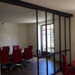 Verrière en acier peint, avec mécanisme télescopique.