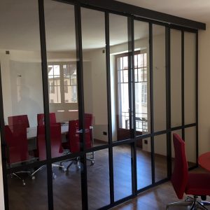 Verrière en acier peint, avec mécanisme télescopique.