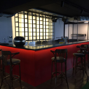 bar acier laqué + étagère métal / bois bar acier laqué + étagère métal / bois