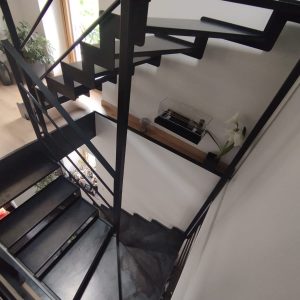 Escalier limon crémaillère et marches en acier patiné Escalier limon crémaillère et marches en acier patiné