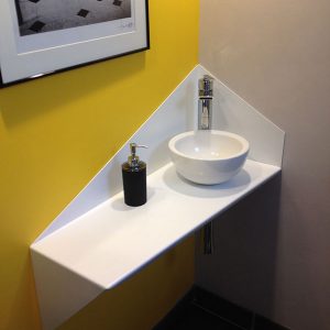 Plan vasque en acier laqué.