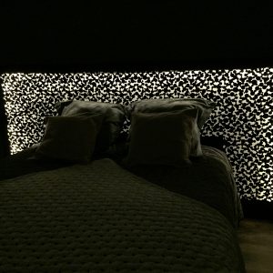 tête de lit en tôle a motif avec éclairage led