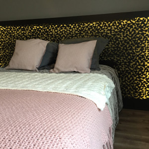 tête de lit en tôle a motif avec éclairage led