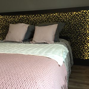 tête de lit en tôle a motif avec éclairage led